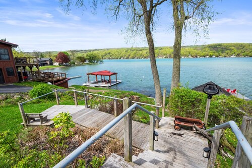 Private Keuka Lakefront Classic Near Wineries