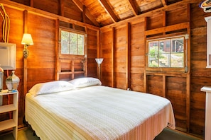 6 bedrooms, iron/ironing board, WiFi, bed sheets