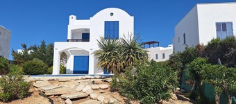 Spacious 5-bedroom villa 15-30m away from the sea
