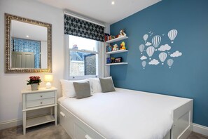 3 bedrooms, desk, WiFi, bed sheets - At home in Kensal Green, by Veeve (London)