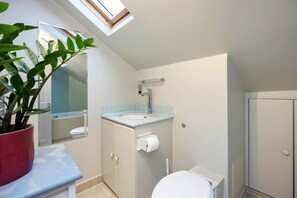 Shower, hair dryer, towels - At home in Kensal Green, by Veeve (London)
