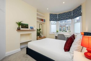 3 bedrooms, desk, WiFi, bed sheets - At home in Kensal Green, by Veeve (London)