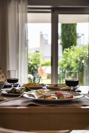 Dining - Comfortable apartment in a modern resort with pool (Bibione)