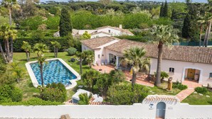 A villa with a swimming pool, surrounded by lush greenery and palm trees. - Villa Alizée in St Tropez, Private swimming pool, Near town center (Gassin)