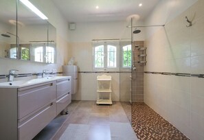 Douche, séchoir à cheveux, serviettes fournies, savon