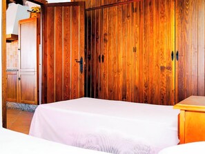 2 slaapkamers, een strijkplank/strijkijzer, beddengoed