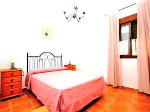 2 sovrum, strykjärn/strykbräda och sängkläder