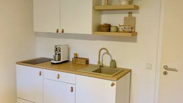 Mikrobølgeovn, kokeplater, kaffetrakter/tekoker og vannkoker