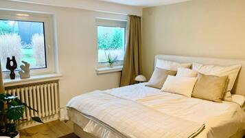 2 bedrooms, travel crib, free WiFi, bed sheets