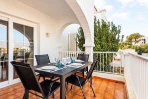 تناول الطعام بالخارج