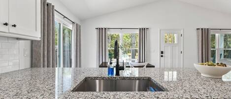 Microondas, placa de cocina, lavavajillas, cafetera/tetera