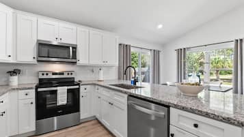 Mikrobølgeovn, kogeplade, opvaskemaskine, kaffe-/temaskine