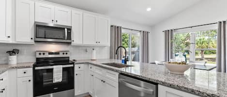 Micro-ondes, plaque de cuisson, lave-vaisselle, cafetière/bouilloire