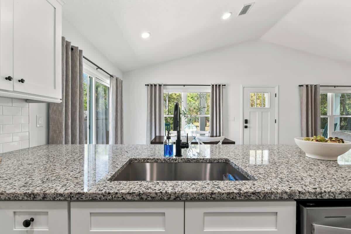 Microondas, parrilla de estufa, lavavajillas y cafetera y tetera 