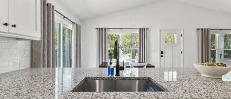 Microondas, parrilla de estufa, lavavajillas y cafetera y tetera