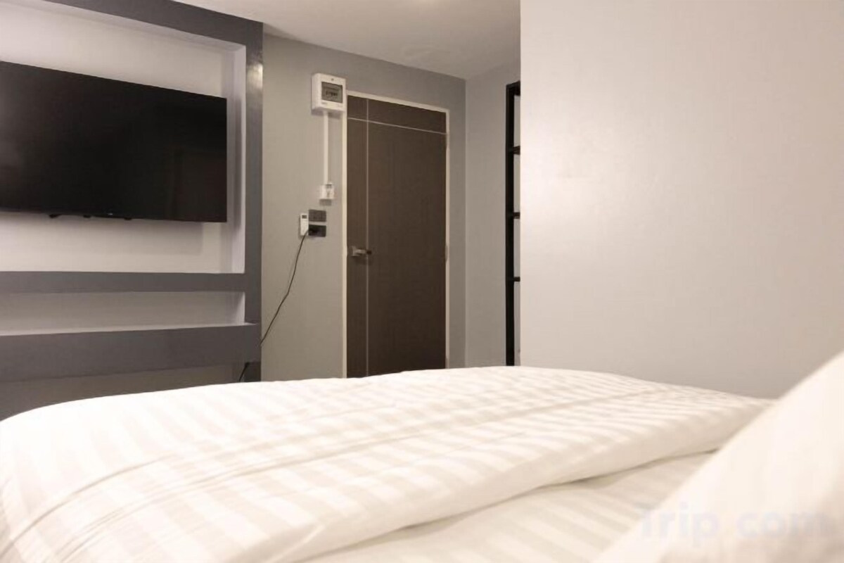 WiFi (free), bed sheets