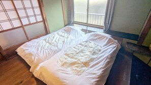 2 bedrooms, WiFi, bed sheets - 6 minute walk to the beach. Rental house in a charming seaside town. (wakayamacity-wakauraminami)