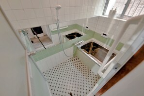 Haartrockner, Bidet, Handtücher, Seife