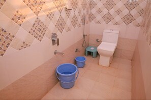 Dusche, kostenlose Toilettenartikel, Handtücher, Seife