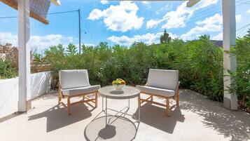 Kahden hengen economy-huone (yksi tai kaksi sänkyä), osittainen merinäköala | Terassi/patio