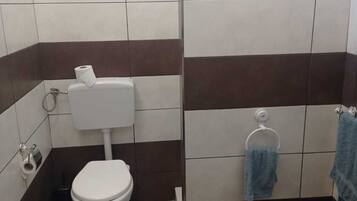 Dusche, Haartrockner, Bidet, Handtücher