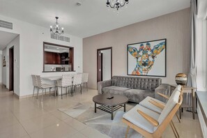 Appartement, balcon, vue ville | Coin séjour