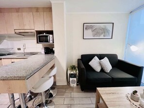 Fridge, microwave, oven, stovetop - BUHO | Urban Corporate Plaza Yungay | Laundry (Santiago)