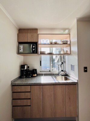 冷蔵庫、電子レンジ、オーブン、コンロ