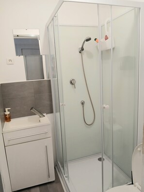 Douche, sèche-cheveux, serviettes fournies, savon