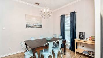 Maison mitoyenne, plusieurs lits, balcon (Coastal Townhouse) | Restauration