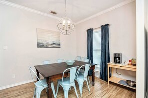 Byhus - flere senge - balkon (Coastal Townhouse) | Spiseområde