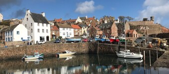 Sandcastle Cottage, Crail with large garden on Fife Coastal Path by Roome Bay
