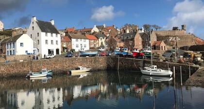 Sandcastle Cottage, Crail with large garden on Fife Coastal Path by Roome Bay
