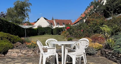 Sandcastle Cottage, Crail with large garden on Fife Coastal Path by Roome Bay