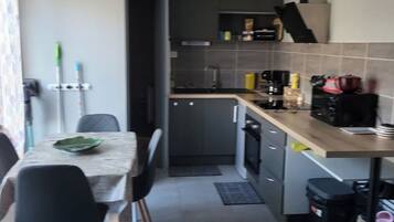 Een koelkast, een microgolfoven, een oven, een kookplaat