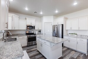 Fridge, microwave, oven, stovetop - Experience Adventure & Comfort | Community Pool | Ladara 344 Puerta Dr (Washington)