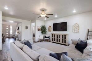 Smart TV, offices - Adventure & Comfort | Community Pool | 344 Puerta (Washington)
