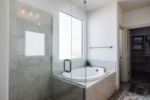 Een douche, handdoeken