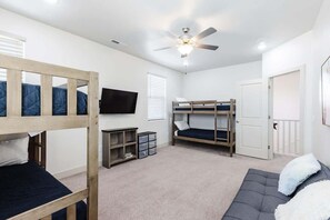 5 bedrooms, iron/ironing board, WiFi (free), bed sheets - Adventure & Comfort | Community Pool | 344 Puerta (Washington)