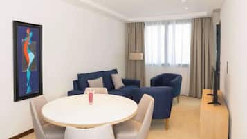 Suite | Minibar, meja kerja, ruang kerja ramah laptop, dan tirai kedap cahaya
