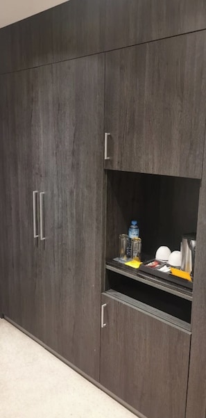 Minibar, desk, laptop workspace, blackout curtains - Royaume Hotel Aeroport (Algiers)