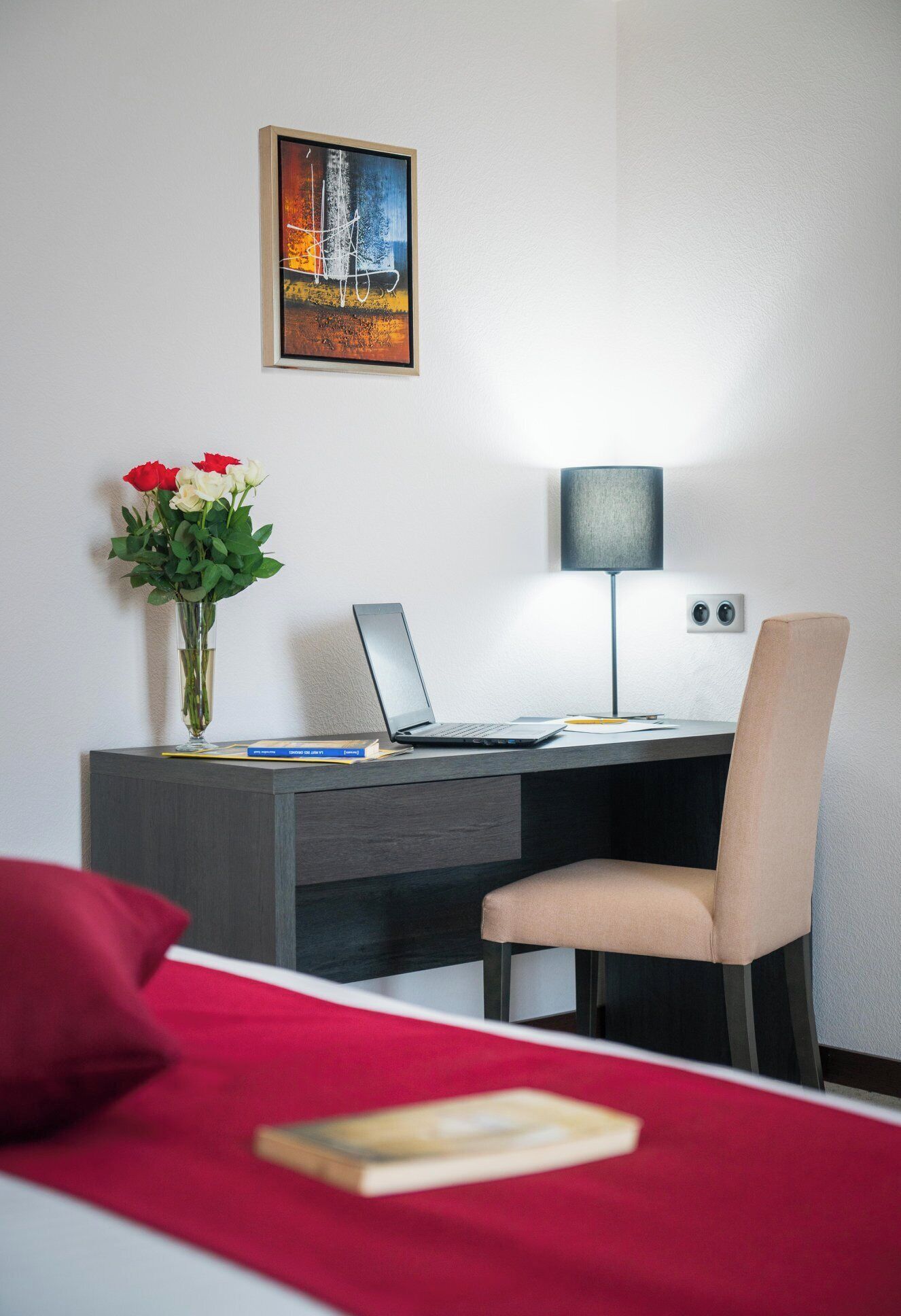 Minibar, escritorio y espacio para trabajar con laptop 