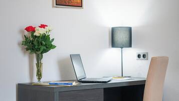 Minibar, escritorio y espacio para trabajar con laptop