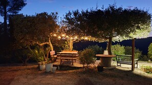 Outdoor dining - A green setting between sea and mountains. Near Fréjus, Gorges du Verdon (Draguignan)