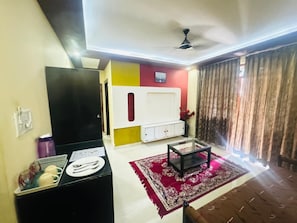 Studio – superior, balkong, byutsikt | Oppholdsområde | TV