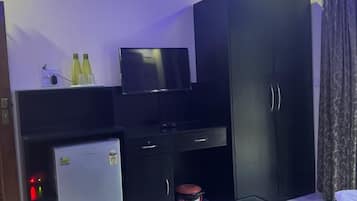 Escritorio, espacio para trabajar con laptop y cortinas blackout