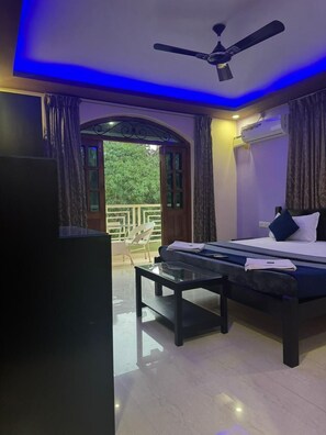 Deluxe Studio Suite, Balcony, City View | Desk, laptop workspace, blackout drapes, free WiFi - Vihaan Inn Guest House (Calangute)