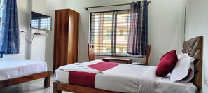 Biancheria da letto ipoallergenica, copriletto in piuma, una scrivania