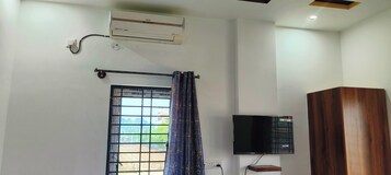 Deluxe Double Room, City View | Hypo-allergenic bedding, down comforters, desk, laptop workspace