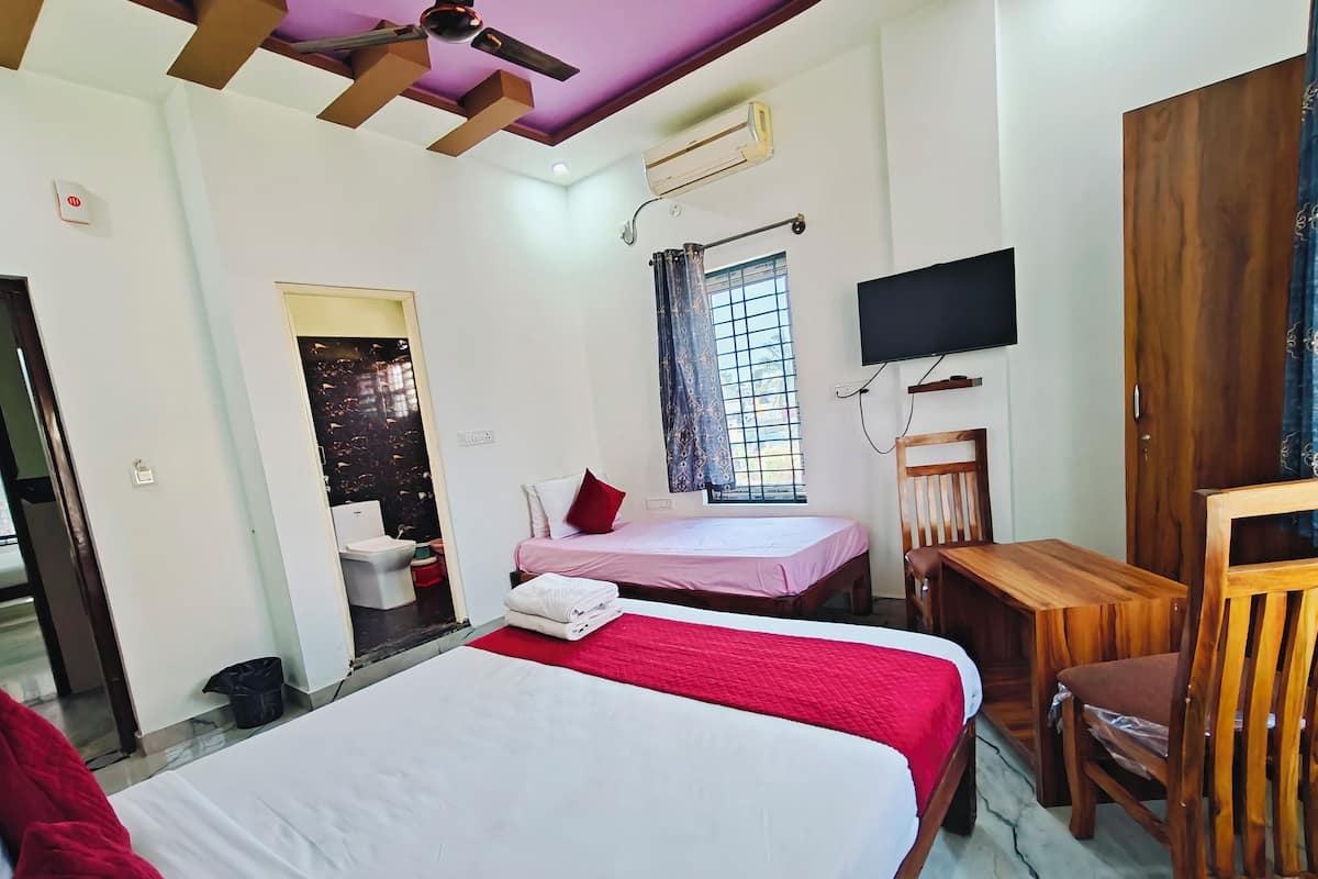 Deluxe Triple Room | Hypo-allergenic bedding, down comforters, desk, laptop workspace